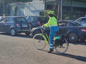 Una delle volontarie della Misericordia di Fiumicino mentre assiste le persone in fila al drive in a Via Ciampino