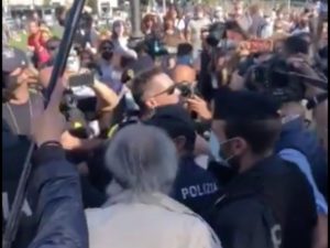 Il momento del fermo del ragazzo senza mascherina (Dall’account Twitter di Alessandro Trocino)
