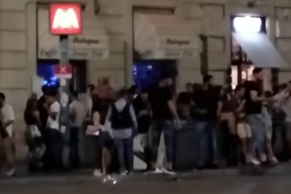 Folla in piazza Bologna, immagine di repertorio