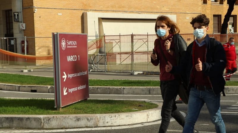 Coronavirus, gli studenti universitari: "Difficile reperire libri, il