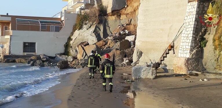 I pompieri sul luogo del crollo della falesia ad Anzio.