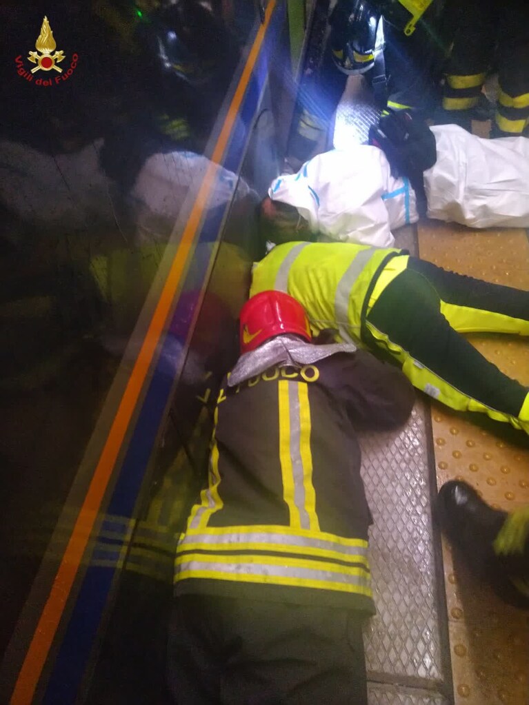 Le operazioni di soccorso dei vigili del fuoco.