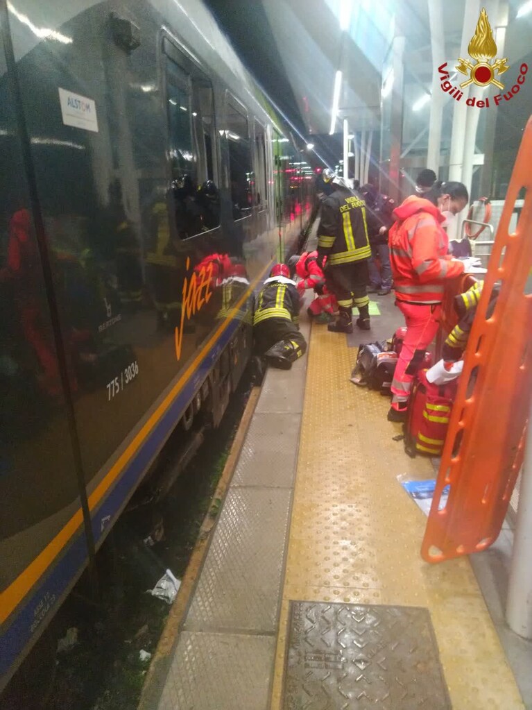 Vigili del fuoco e personale del 118 nella stazione di Ciampino durante i soccorsi.