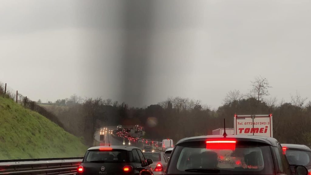 Le macchine in coda questa mattina in direzione di Roma