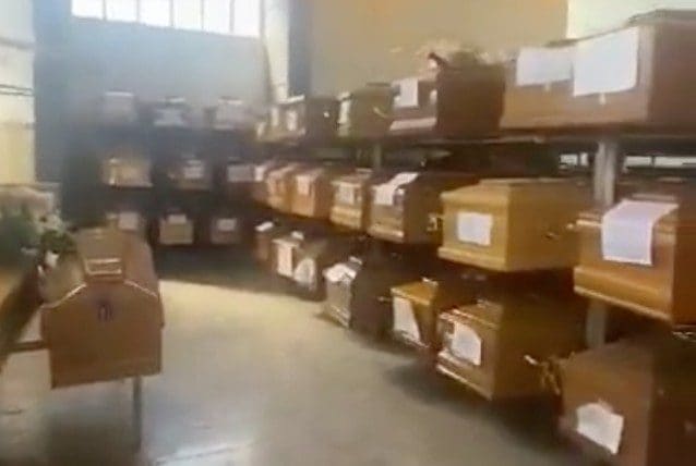 Le bare nel deposito del cimitero Flaminio