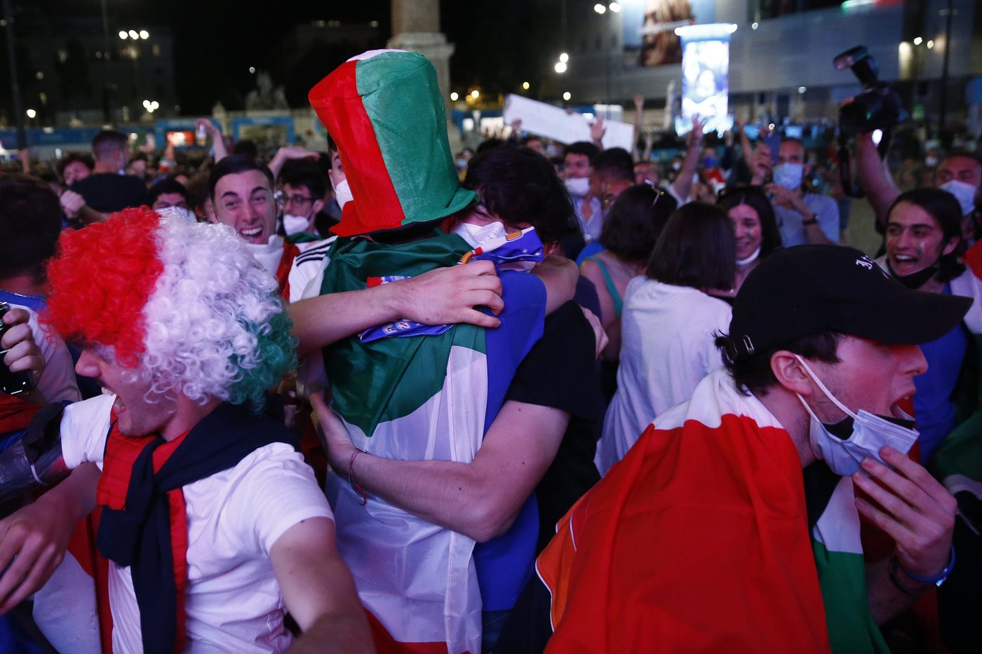 Festeggiamenti per la vittoria dell’Italia a Roma (La Presse)