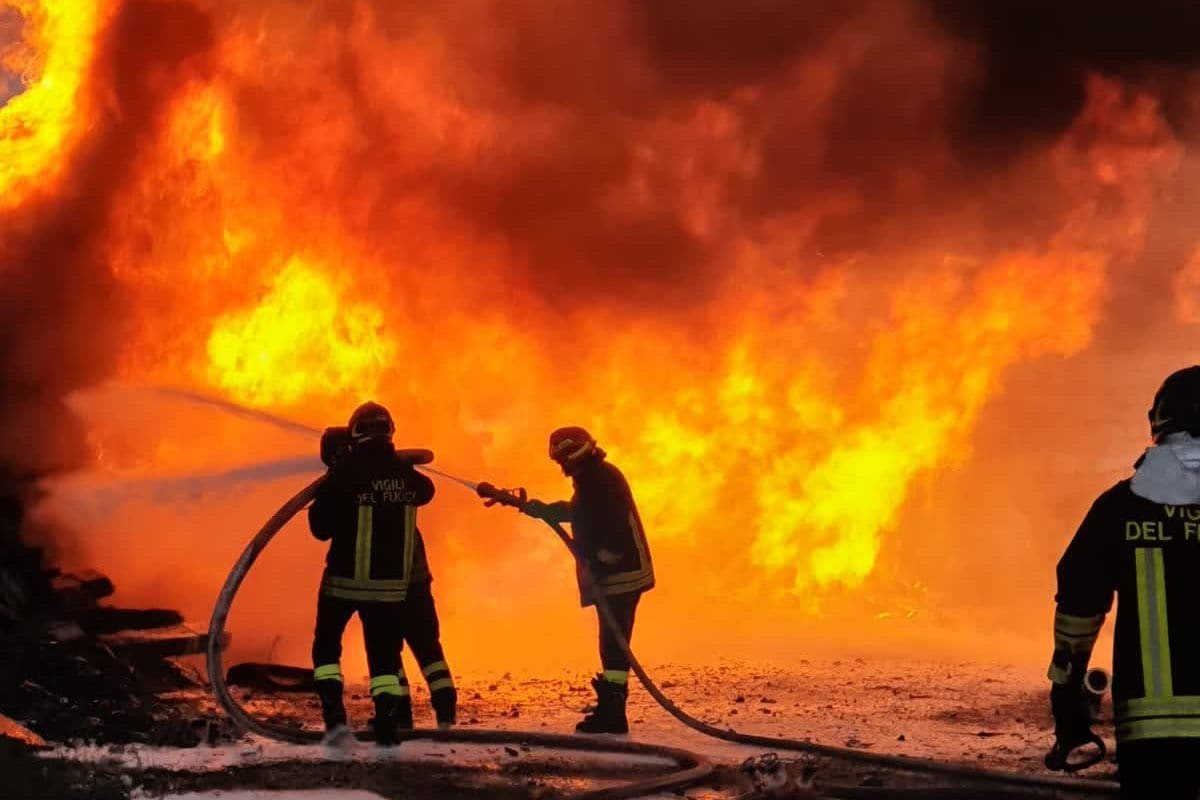 L’incendio a Portonaccio (Foto dei vigili del fuoco)