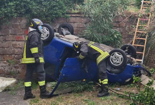 L’auto ribaltata (Immagine dei vigili del fuoco)