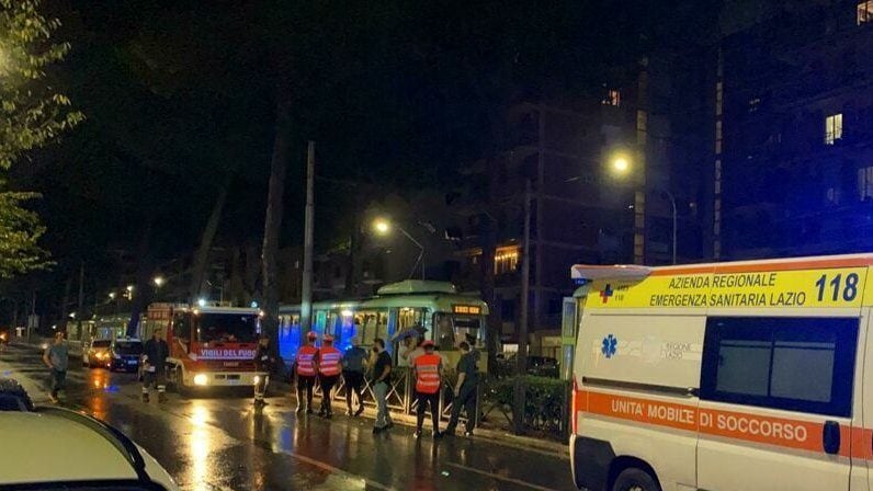 Scooter Travolto Da Un Tram Su Via Prenestina Morto Un Ragazzo Di 18 Anni Grave Un 17enne