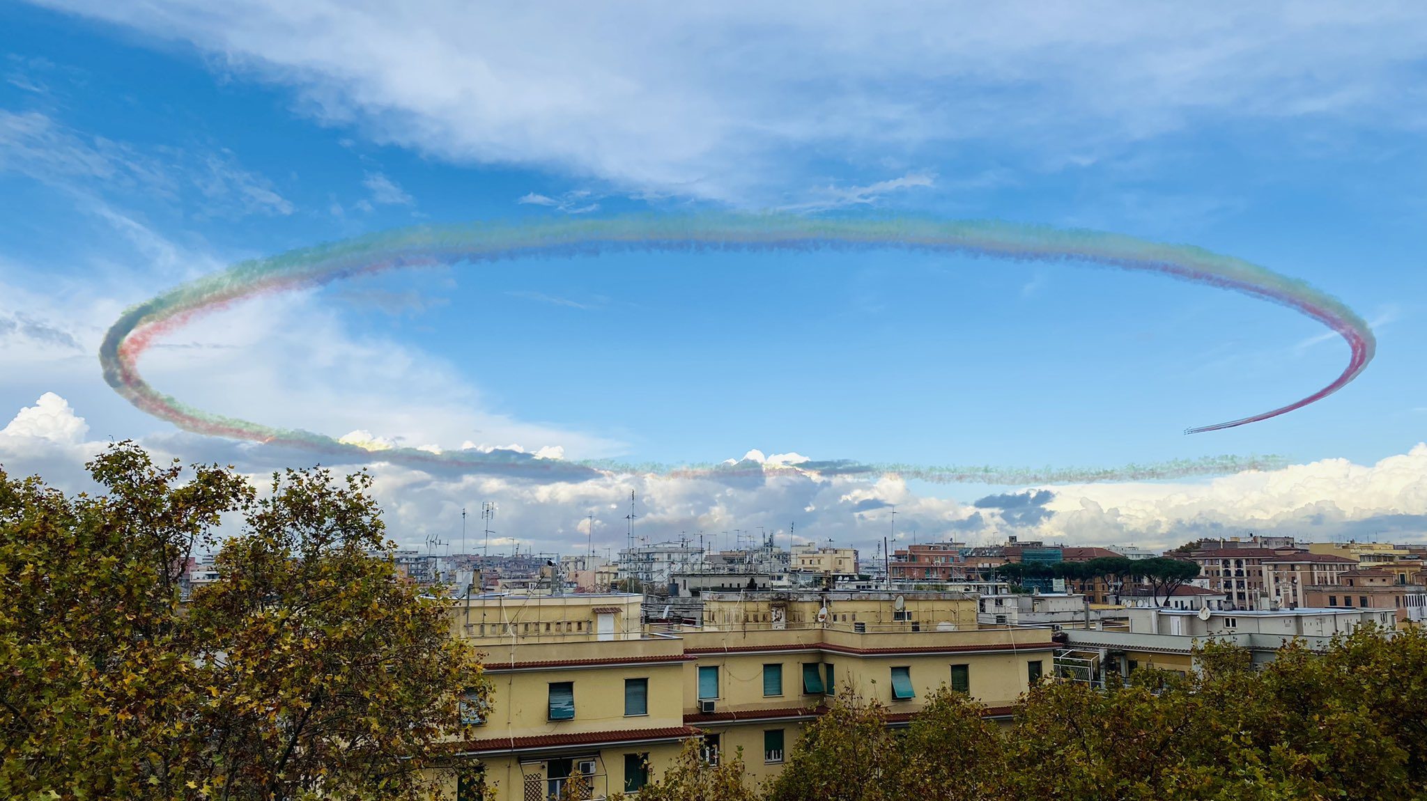 Il cerchio sul cielo di Roma disegnato dalla Frecce Tricolori
