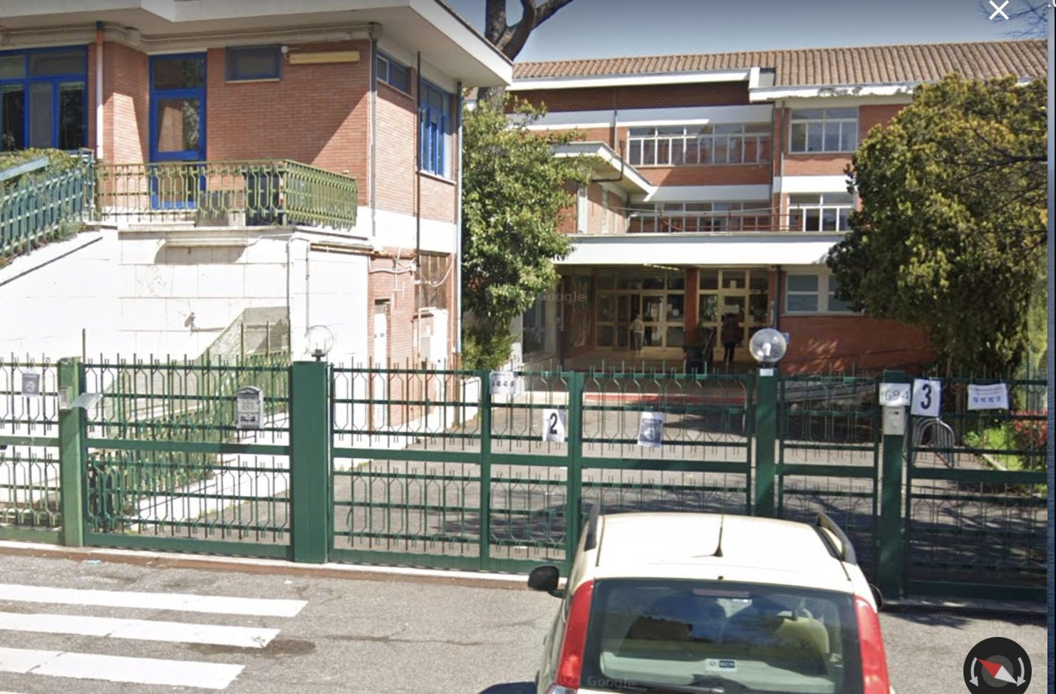 L’ingresso di una delle sedi dell’istituto comprensivo