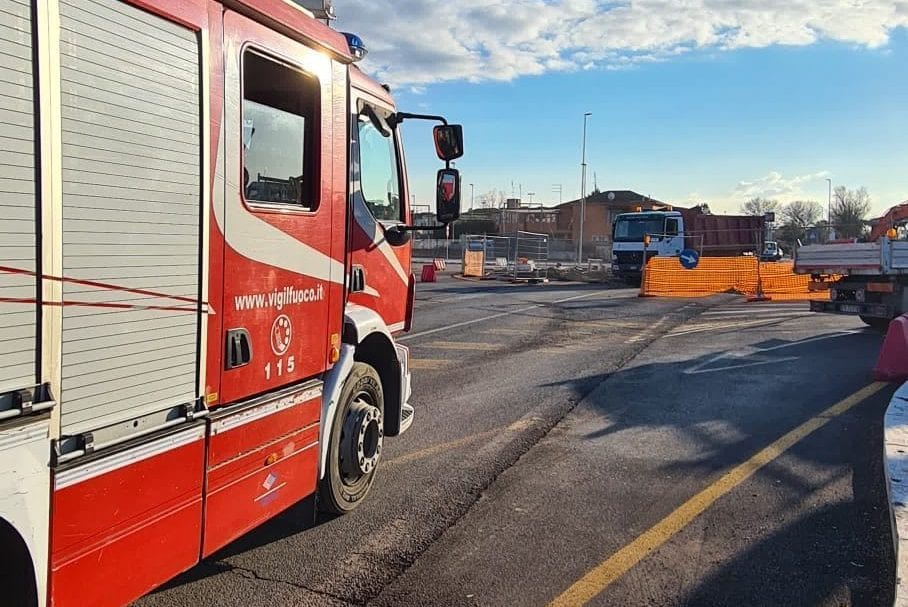 L’intervento dei vigili del fuoco per la grossa fuga di gas alla Cecchignola