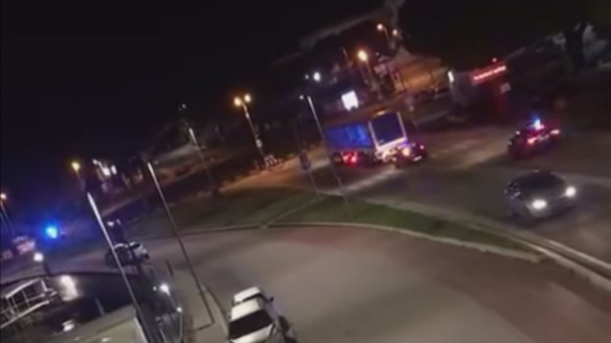 Screenshoot dal video pubblicato sul profilo Instagram di "Welcome to Favelas": il camion è inseguito da due automobile dei carabinieri, ma a sinistra di riescono già a scorgere le luci blu della polizia. Poco dopo arriveranno gli spari.