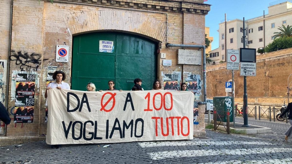 Gli e le studenti davanti al liceo Cavour.