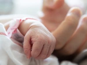 Sta per partorire ma è bloccata in auto nel traffico in via Pontina: scortata in ospedale dalla polizia