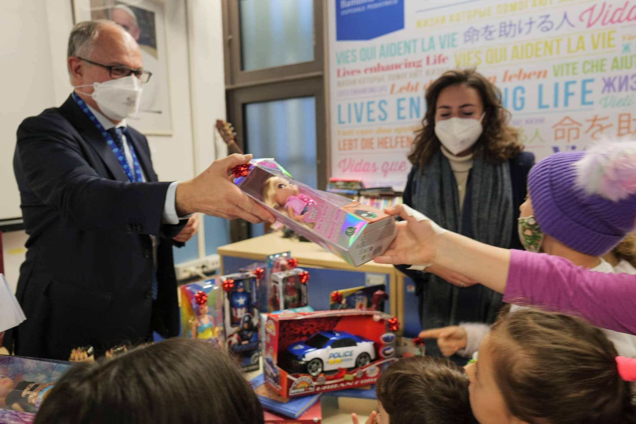 Roberto Gualtieri porta i doni ai bimbi ricoverati e suona canzoni di