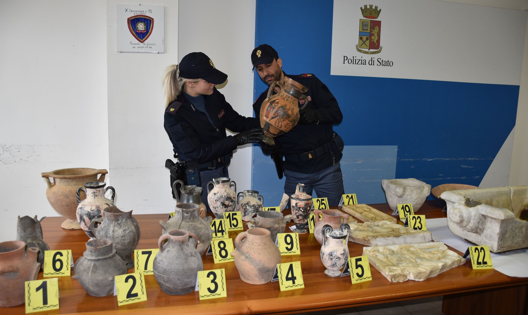 Ostia, nascondeva in garage vasi antichi e anfore: denunciato per ricettazione