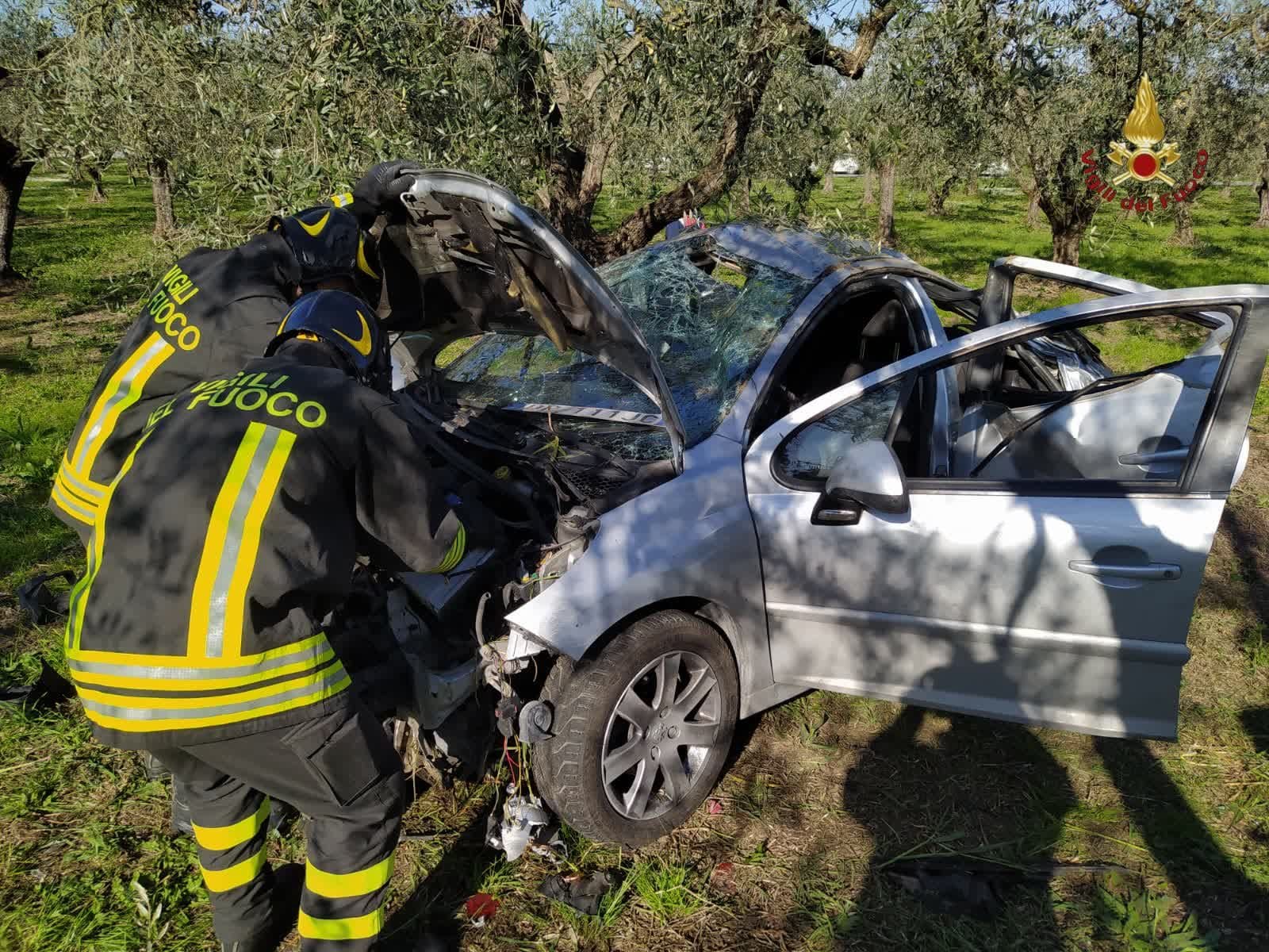 Schianto tra due auto a Capena, tre feriti estratti dalle lamiere: uno ...