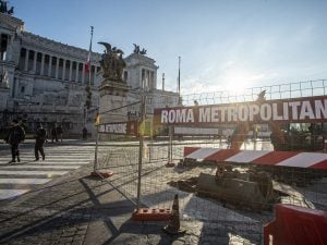 Viabilità alterata in piazza Venezia a Roma: senso unico e deviazioni bus per i prolungati lavori della metro C fino al 2031