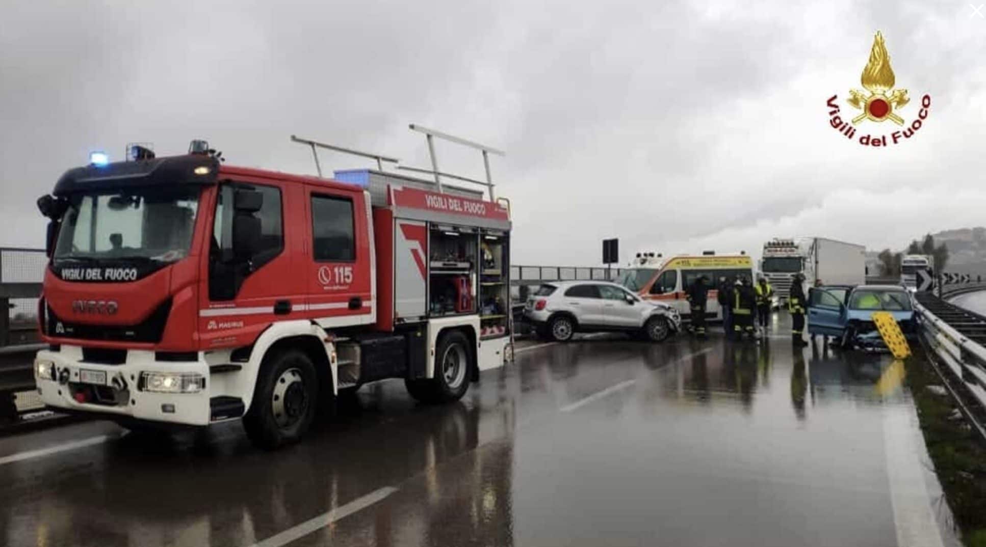 Scontro tra auto sulla variante Appia, tre feriti in ospedale: due sono ...