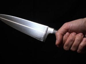 Accoltella la moglie al volto e tenta il suicidio a Frosinone: l&#8217;uomo soccorso in codice rosso