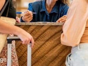 “Natale in sospeso: i lavoratori di un hotel romano protestano per stipendi non pagati”