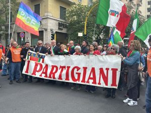 Roma, corteo dell’Anpi sfila con le bandiere della pace. Sul palco il papà legge lettera Ilaria Salis