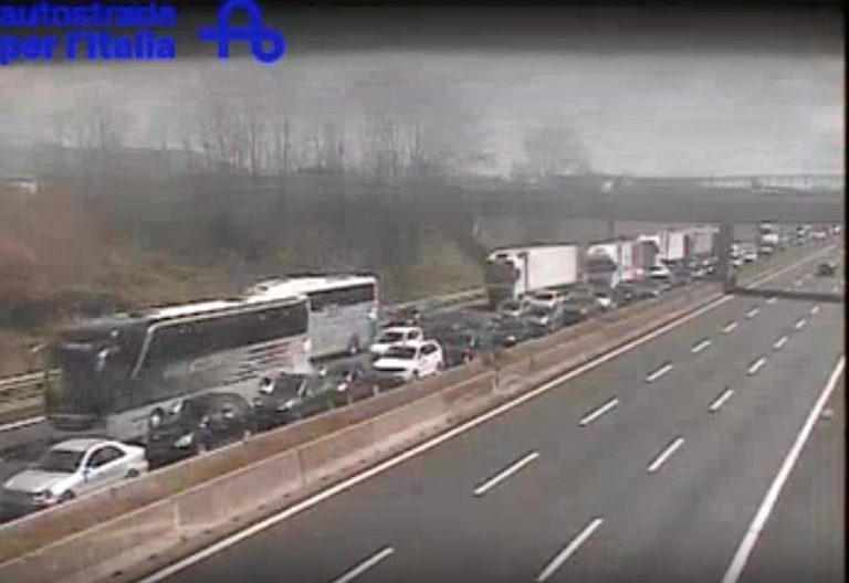Terribile incidente in autostrada A1 fra due camion e tre auto: strada ...
