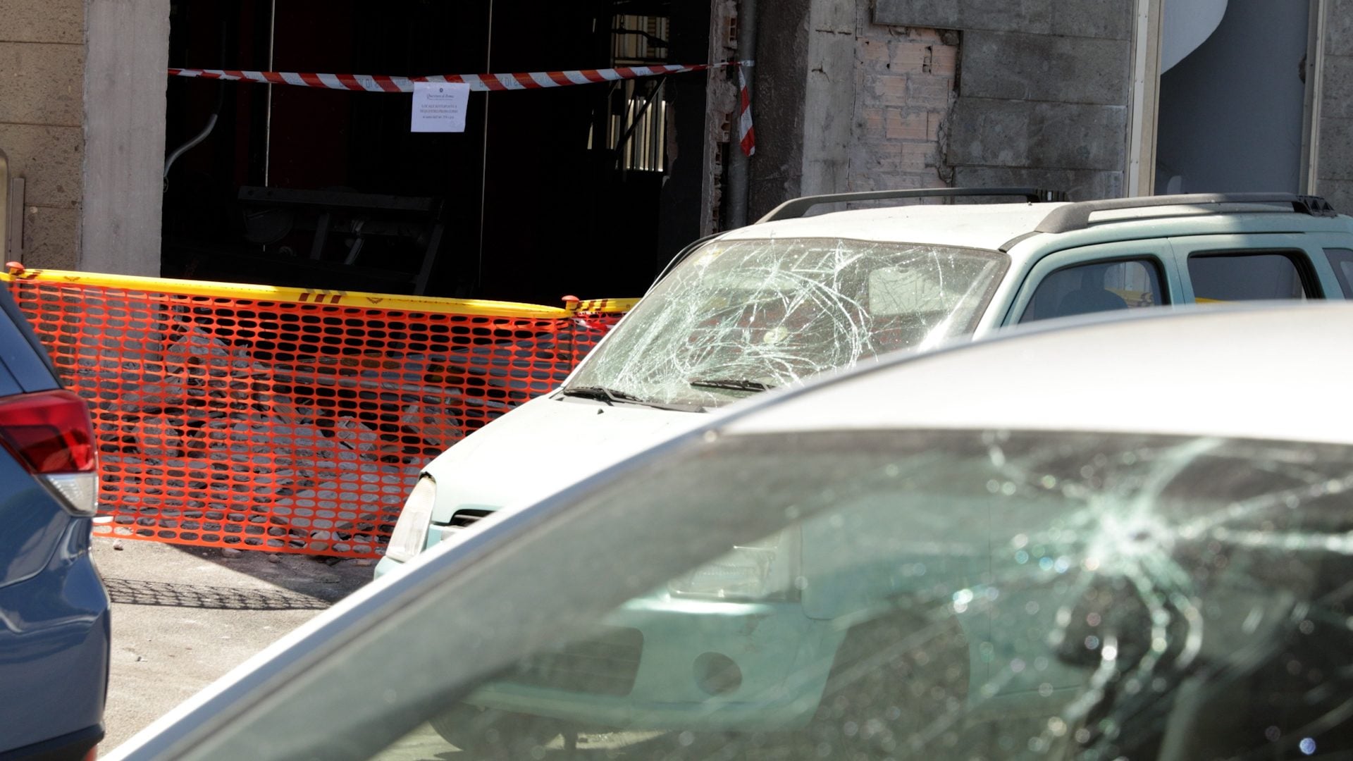 I vetri delle auto in sosta dopo l’esplosione.