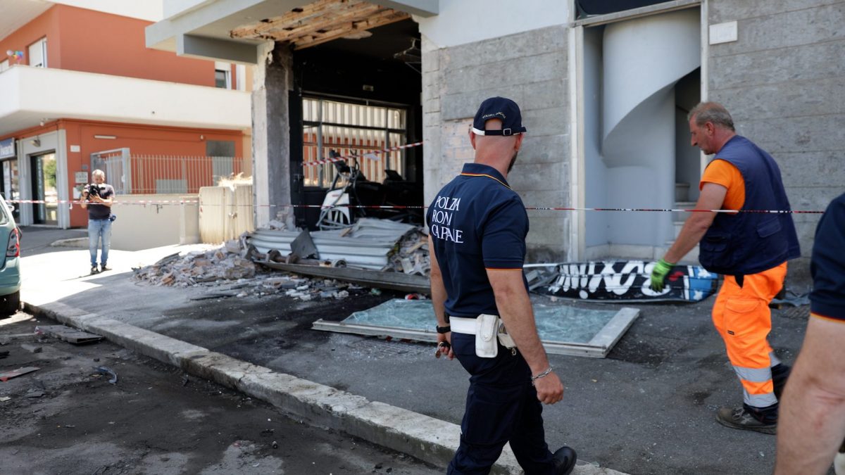 La polizia locale di Roma Capitale davanti alla palestra esplosa.