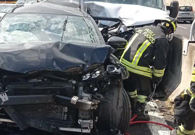 Terribile incidente fra auto e furgone in autostrada A1: estratta una ...