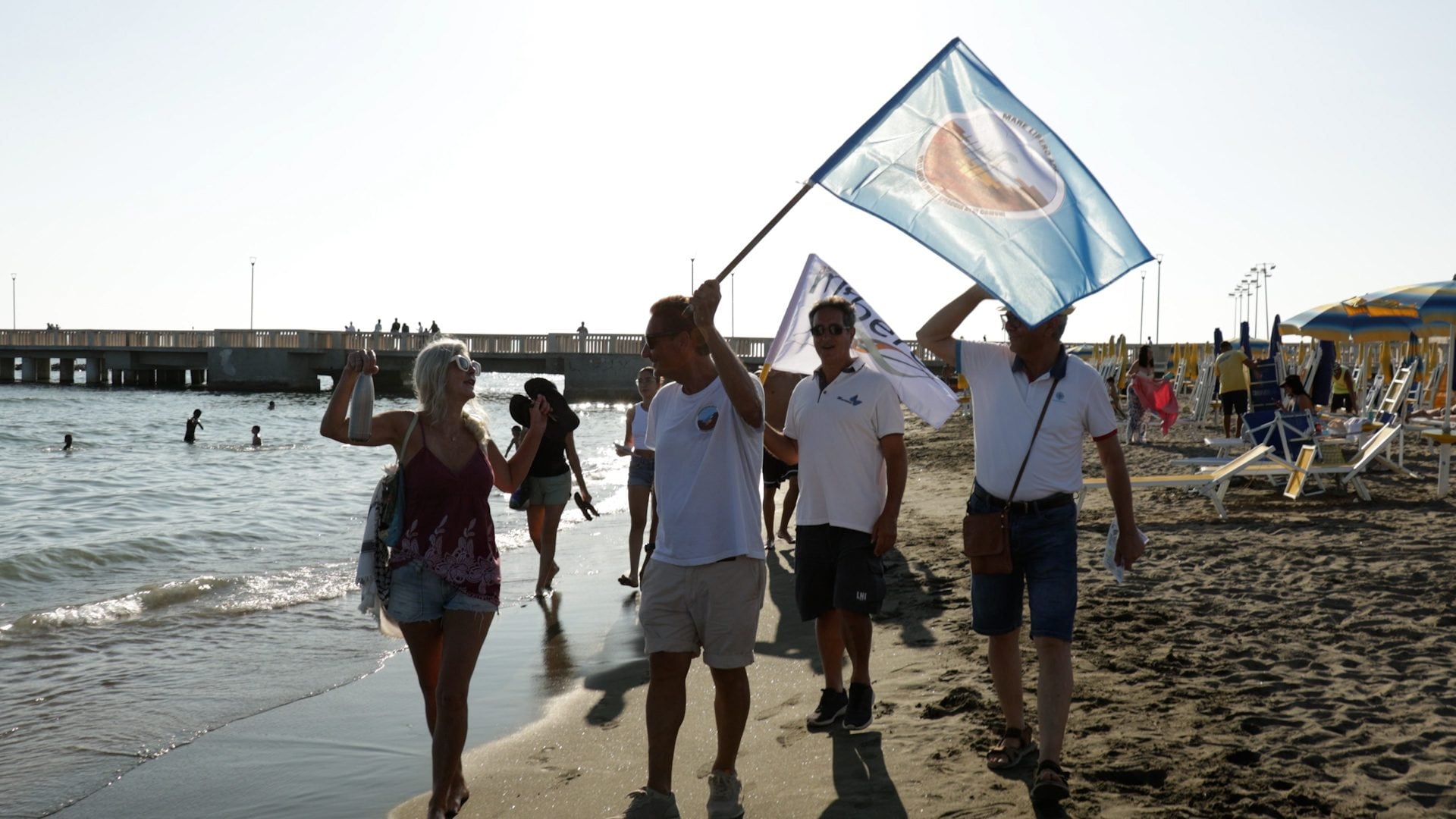 Manifestanti dell’associazione Mare Libero lungo la battigia.