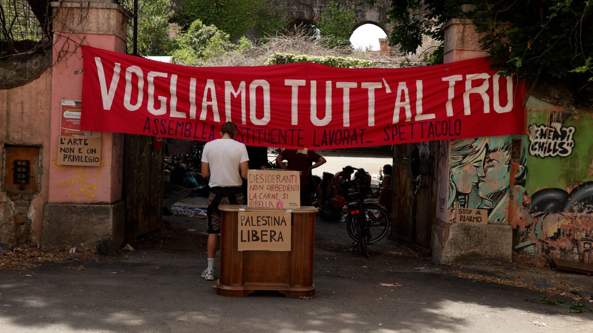 Lo striscione all’interno del locale