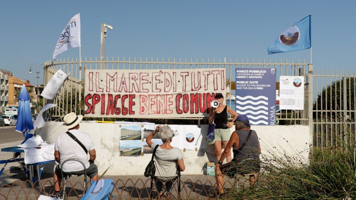 Un gruppo di manifestanti riunito nel piazzale del pontile di Ostia.