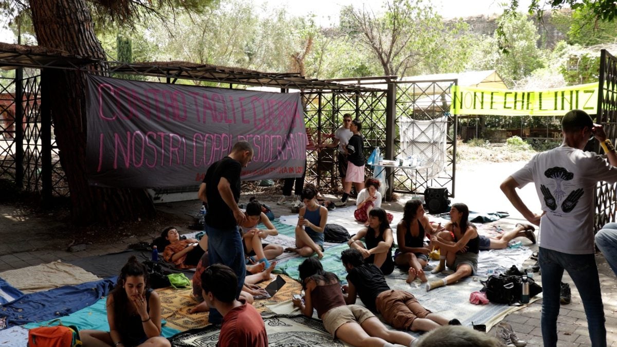 Manifestanti all’interno dell’ex circolo degli artisti