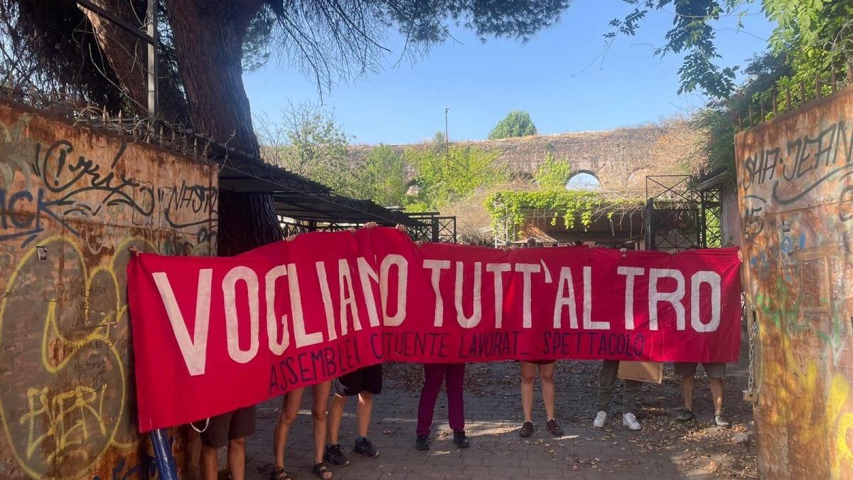 Attiviste e attivisti all’ex Circolo degli Artisti.