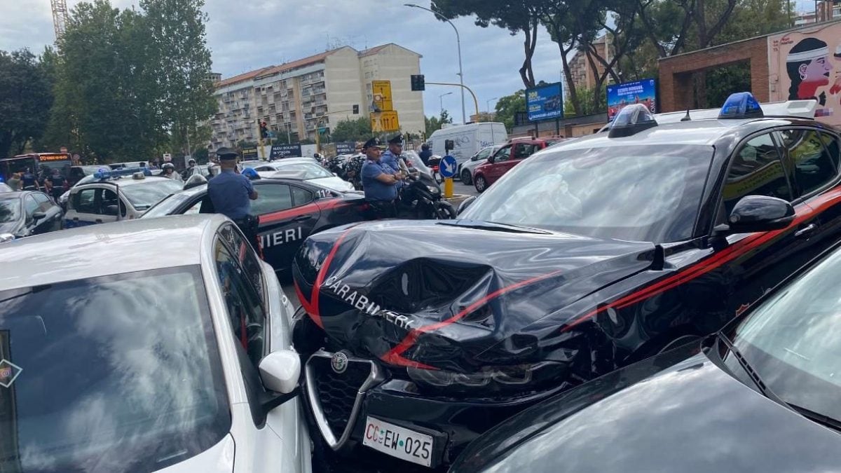 L’automobile dei carabinieri dopo lo scontro con l’auto in fuga. Foto di Gabriel Bernard.