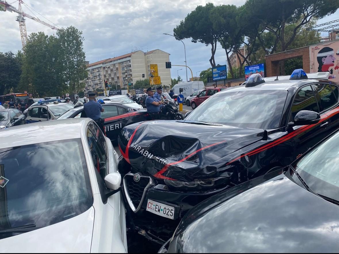 L’automobile dei carabinieri dopo lo scontro con l’auto in fuga.