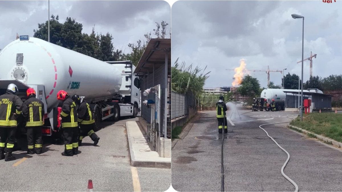 Le foto dall’area di servizio dove stanno operando i vigili del fuoco.