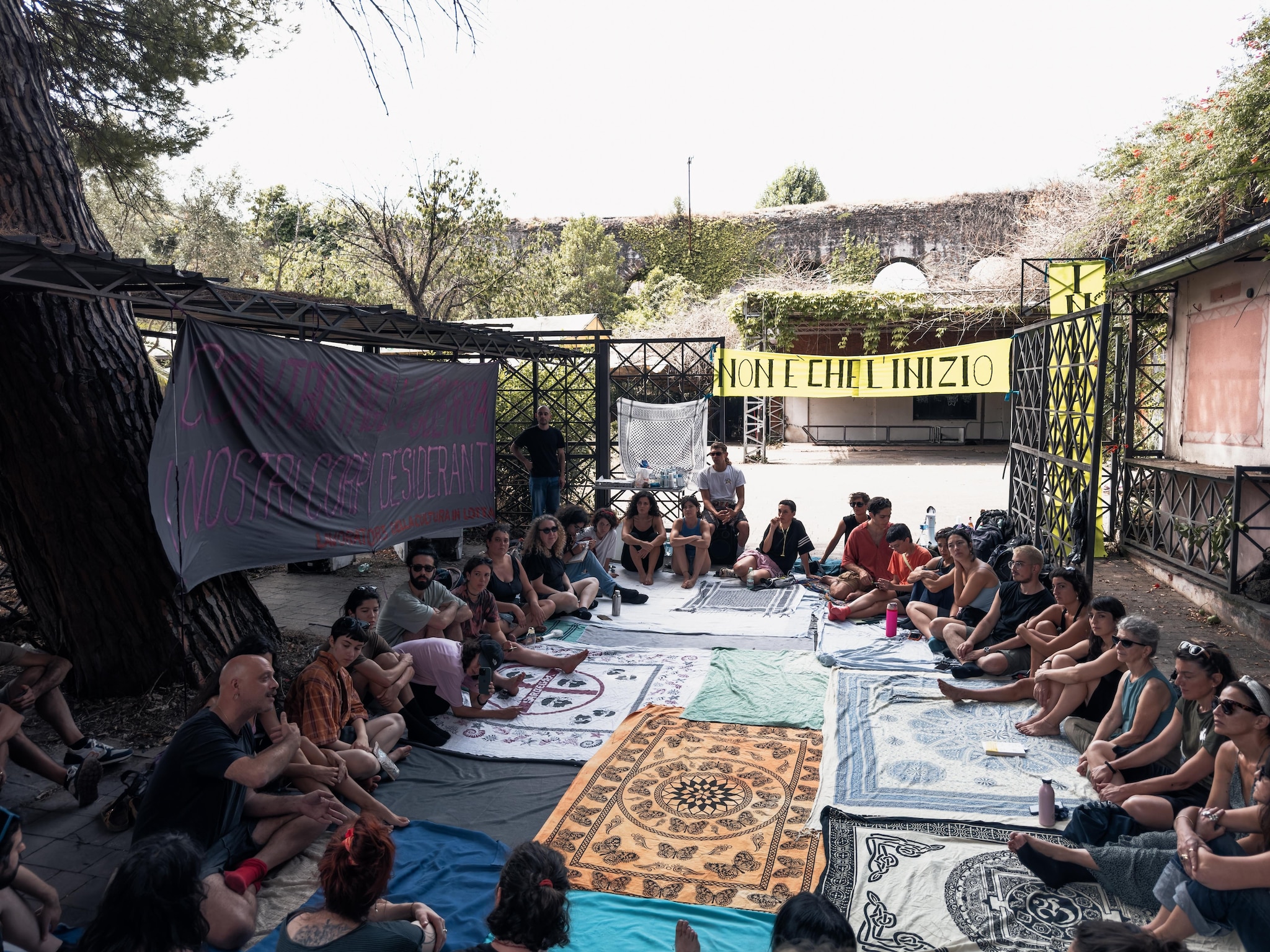 L’assemblea in corso all’ex Circolo degli Artisti.