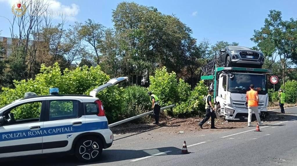 L’autocarro incidentato in via del Mare