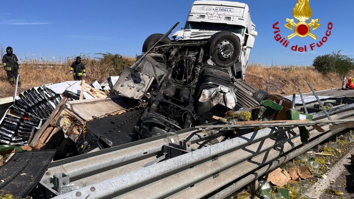 La foto del tir dopo l’incidente.