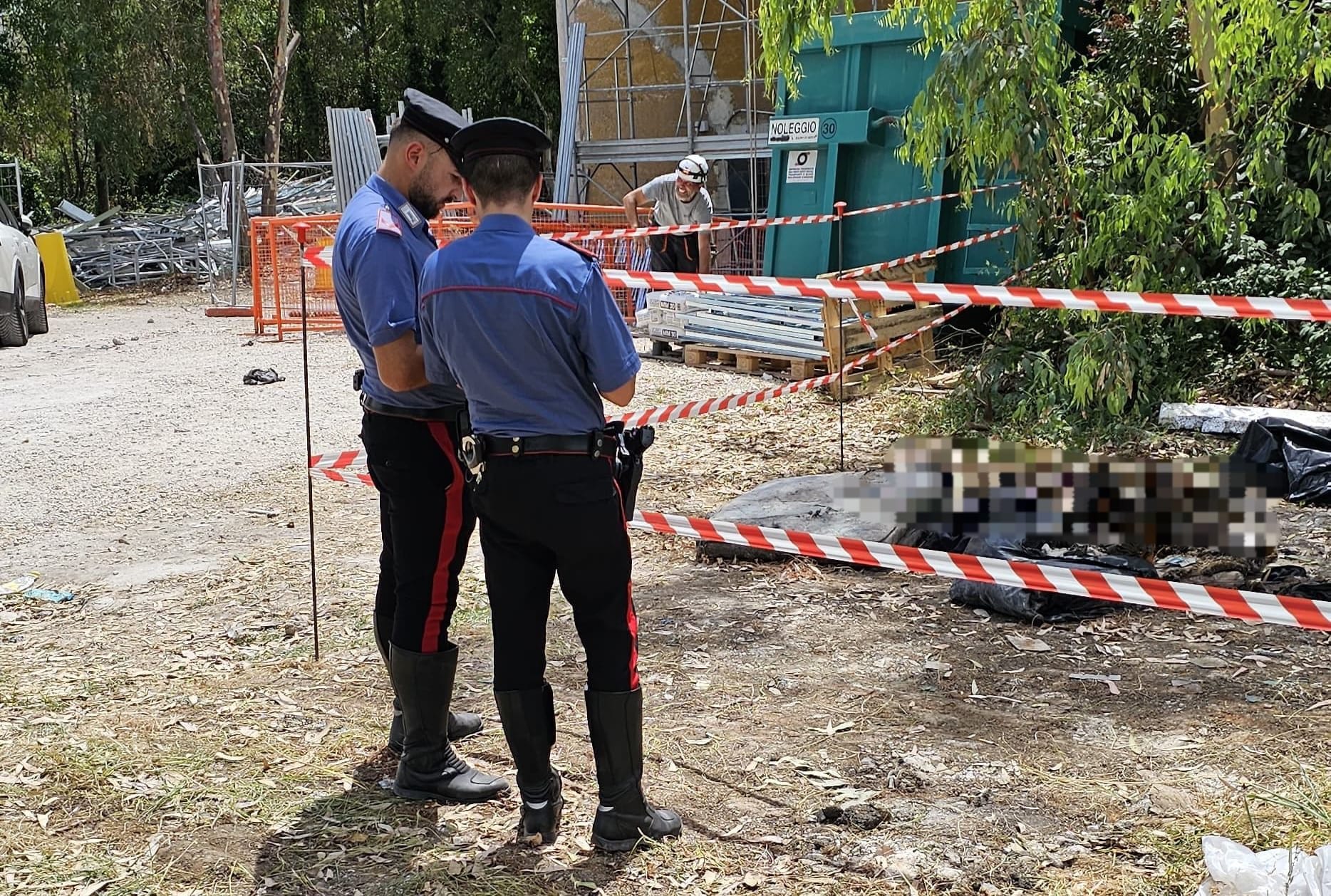 I carabinieri durante il sopralluogo all’ospedale San Camillo al padiglione Mondali in ristrutturazione, dove sono state rinvenute le ossa umane.
