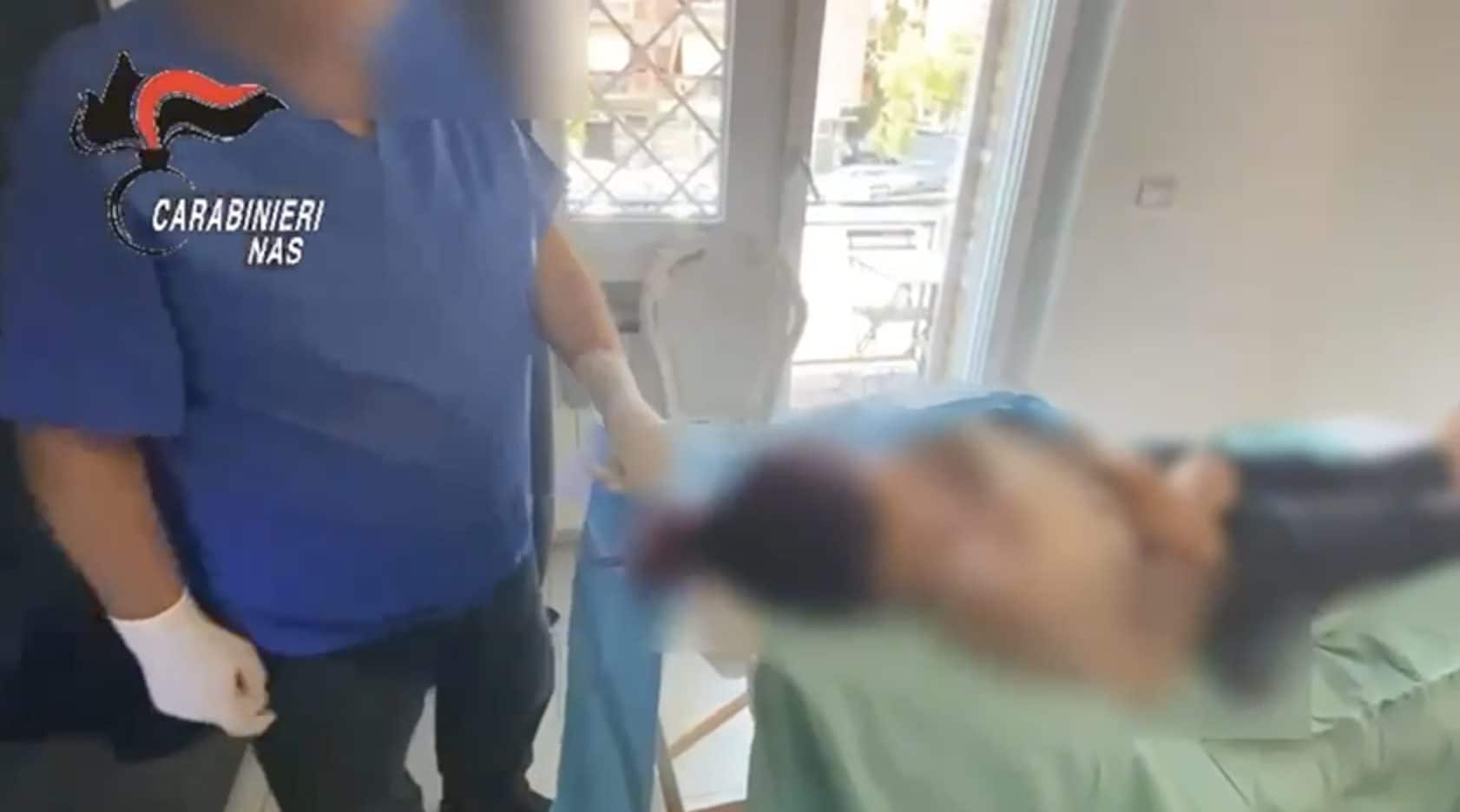 Il chirurgo Carlo Bravi e la paziente nell’abitazione del Quadraro