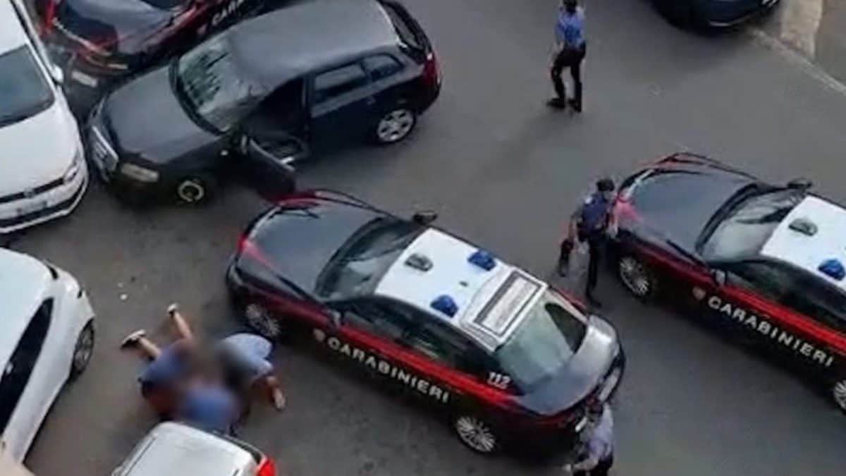 I carabinieri che bloccano uno dei due uomini a bordo dell’Audi dopo averli fermati.