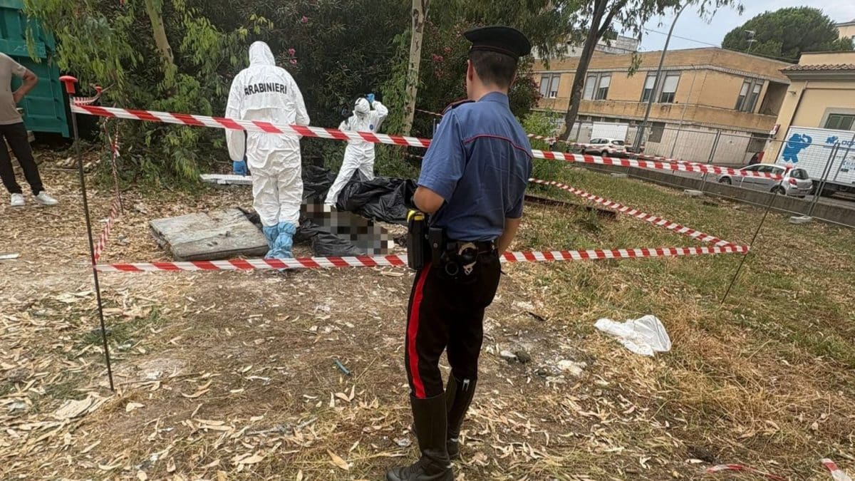 Carabinieri e nucleo della scientifica sul luogo del ritrovamento.