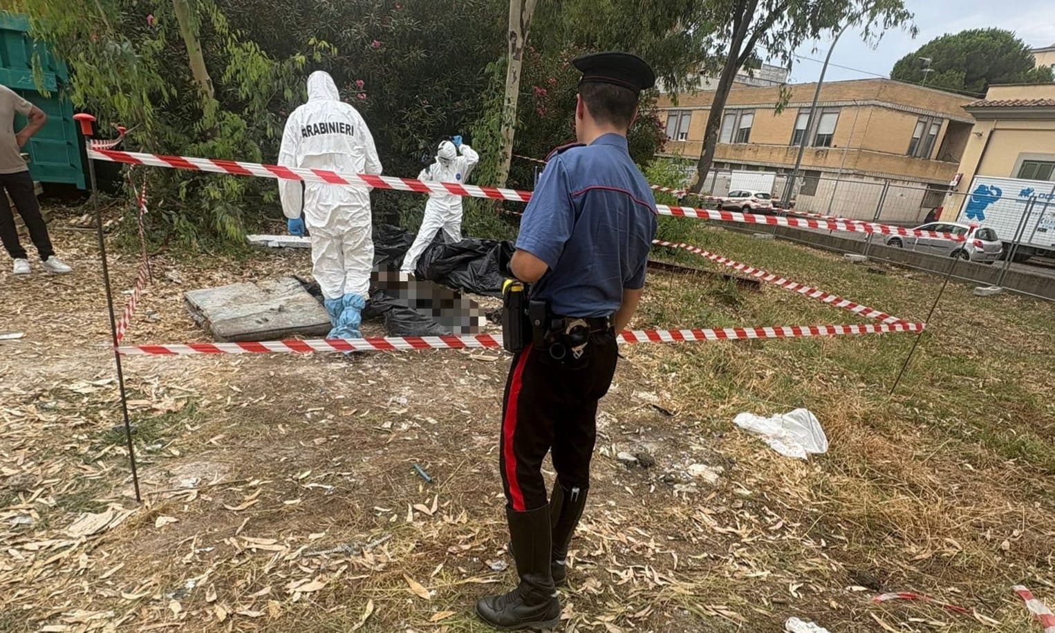 Carabinieri e nucleo della scientifica sul luogo del ritrovamento.