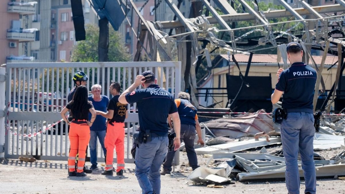I soccorritori sul luogo dell’esplosione a Roma (La Presse)