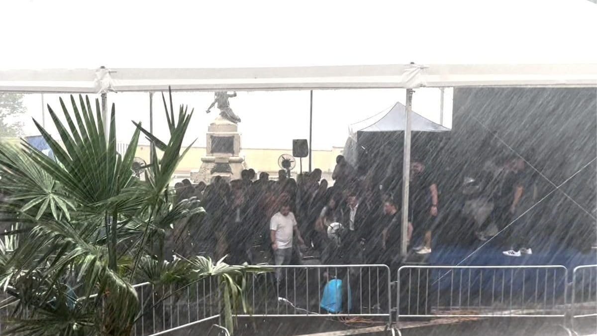 Militanti e politici di Fdl sotto la tensostruttura durante la bomba d’acqua a Palombara Sabina