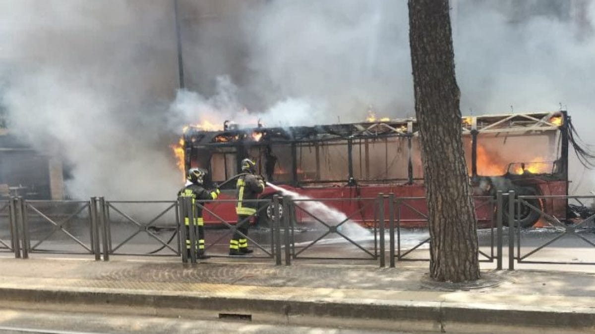 Incendio dell’autobus in via Prenestina.